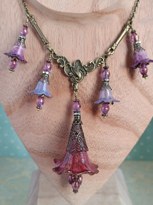 Rêveries Florales Collier fairycore romantique en bronze antique, fleurs lucite peintes main, perles lanternes verre tchèque
