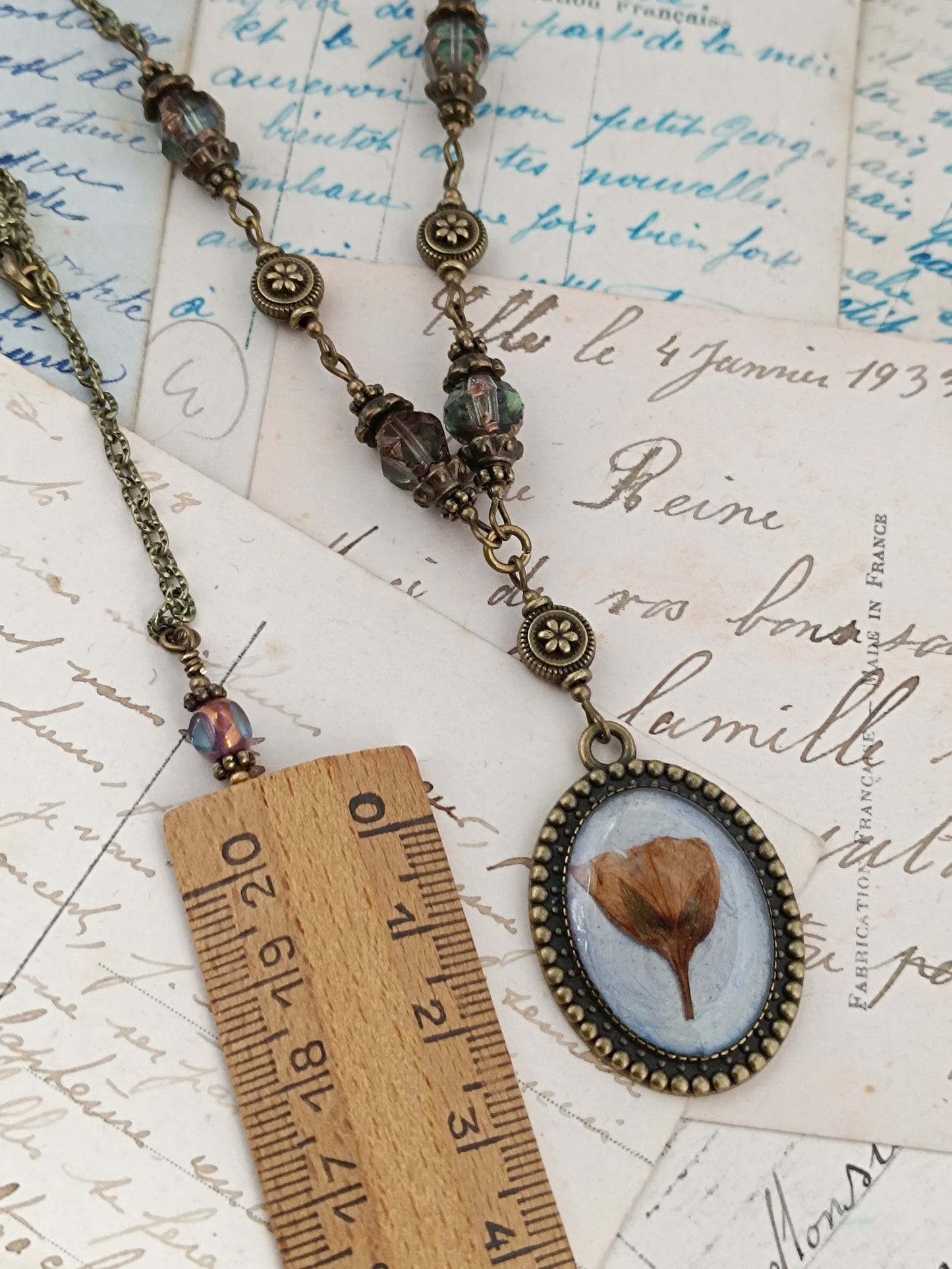Collier Vintage Romantique Médaillon Artisanal Fleur de Cerisier Fond Bleu Vert Irisé 3 x 2,5 cm