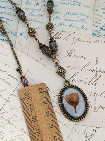 Collier Vintage Romantique Médaillon Artisanal Fleur de Cerisier Fond Bleu Vert Irisé 3 x 2,5 cm
