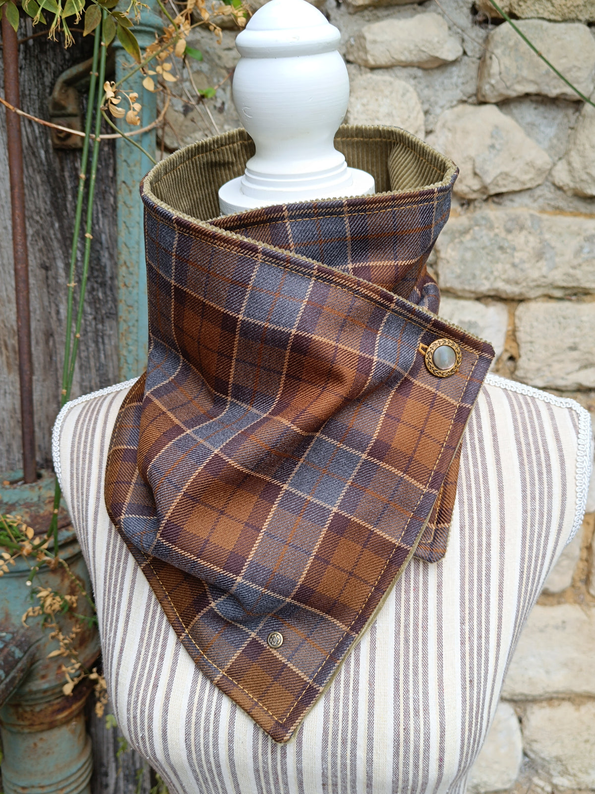 Tour de cou tartan pure laine velours côtelé kaki et bouton vintage métal et nacre