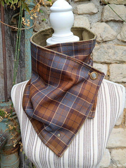 Tour de cou tartan pure laine velours côtelé kaki et bouton vintage métal et nacre