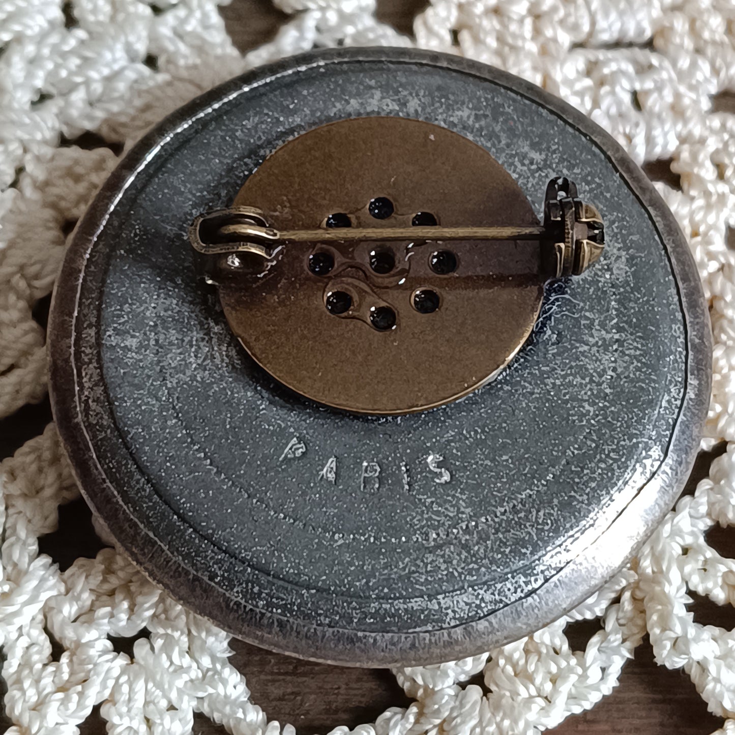 Broche vintage en nacre irisée et métal bronze – ancien bouton francais des années 1900 – couronne de laurier – bijou fait main