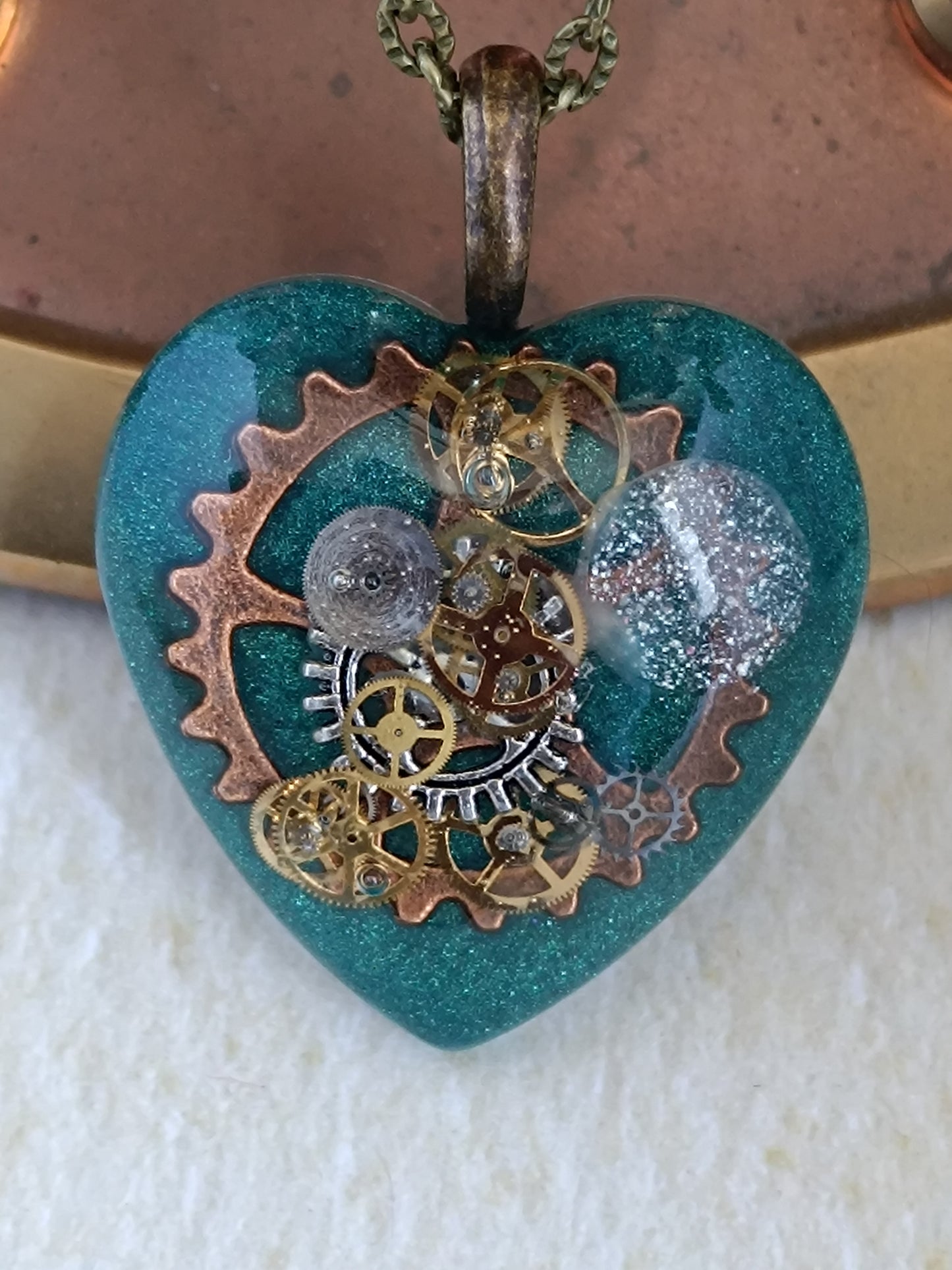 Pendentif Steampunk Cœur Engrenages Résine Époxy Vert Chaîne Bronze Artisanal