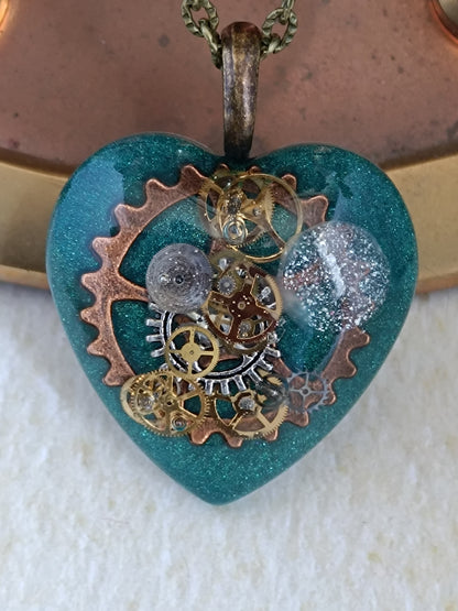 Pendentif Steampunk Cœur Engrenages Résine Époxy Vert Chaîne Bronze Artisanal