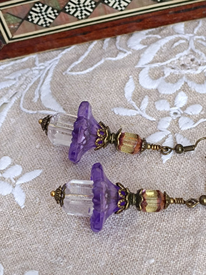 Boucles d'oreilles fleurs de lucite vintage et perles de verre tchèque