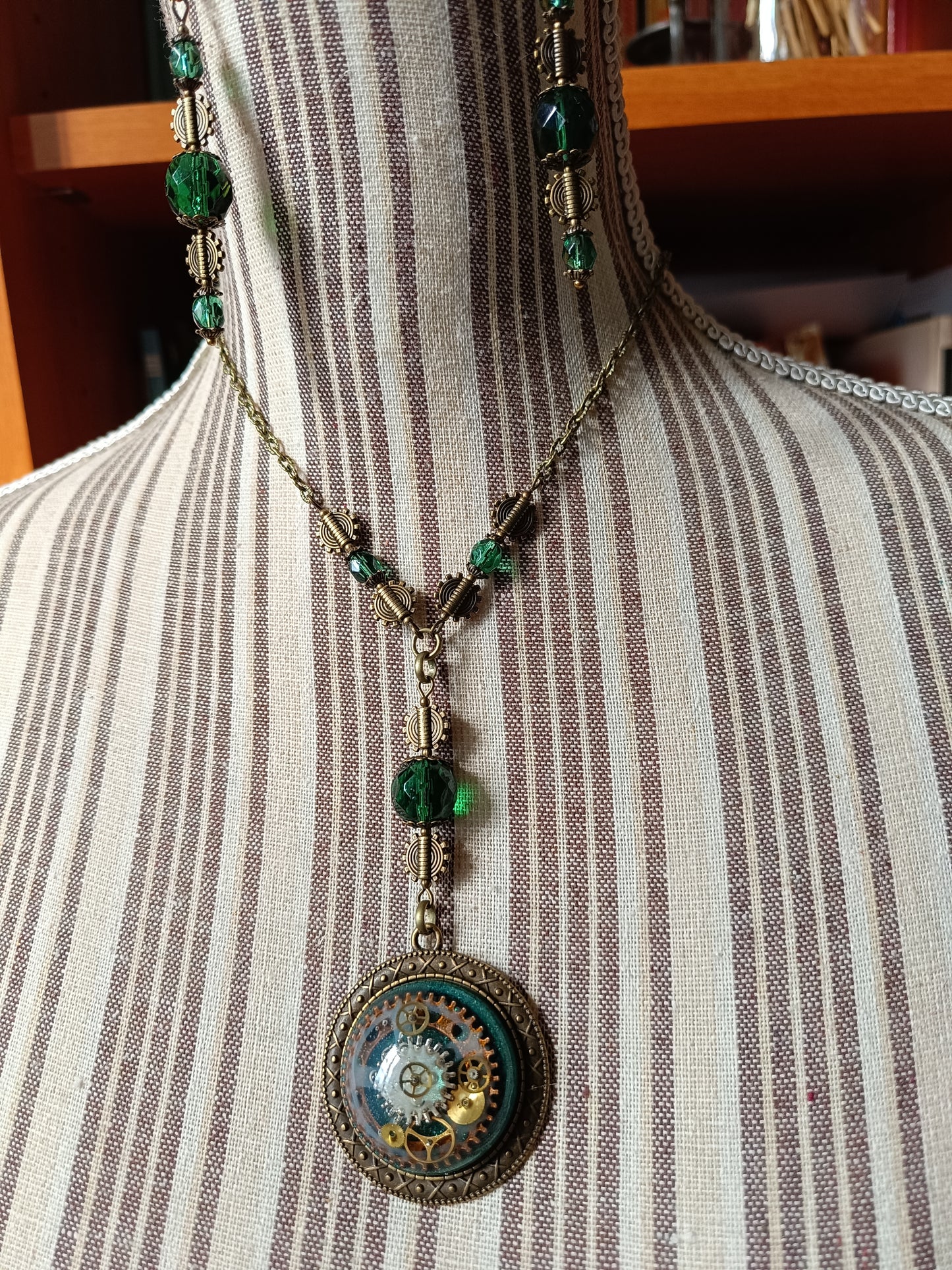 Ensemble Collier et Boucles d'Oreilles Steampunk Perles de Verre Tchèque Vertes Pendentif Cabochon Bronze Artisanal