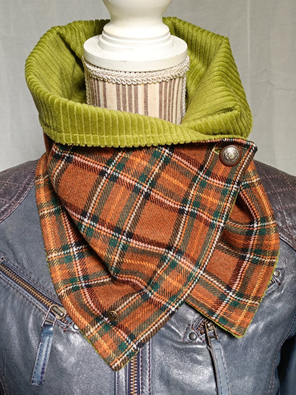 Tour tartan écossais lainage marron doublé velours vert et bouton ancien