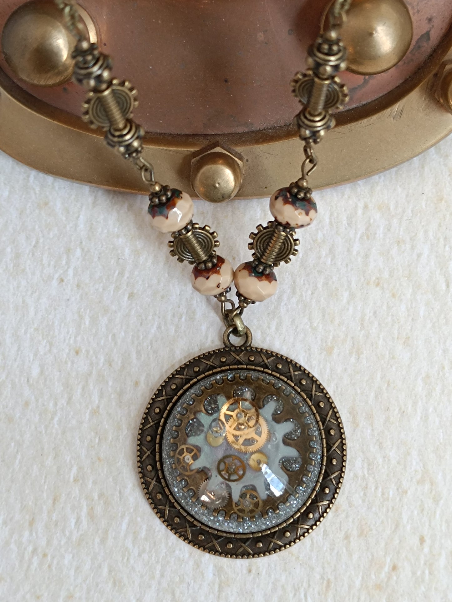Collier Steampunk Chapelet Perles de Verre Tchèque Grand Pendentif Cabochon Résine Époxy Bronze Artisanal