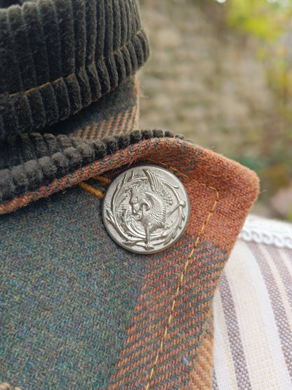 Tour de cou tartan écossais en laine et velours avec bouton dragon chimère
