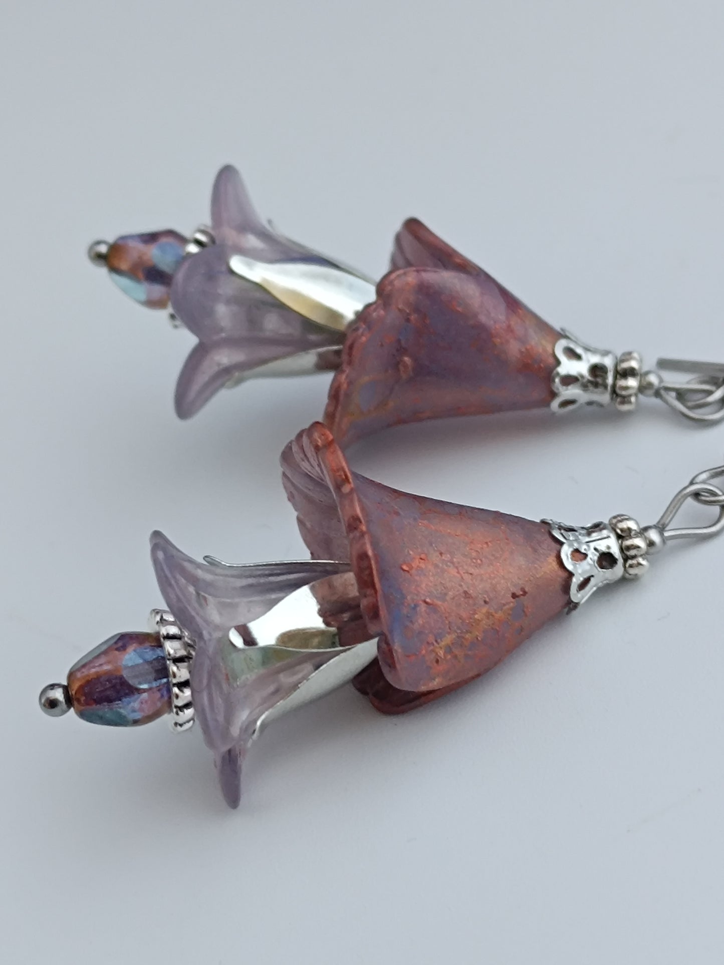 Boucles d'oreilles fleurs acrylique givrée, perles de verre tchèque, acier inoxydable