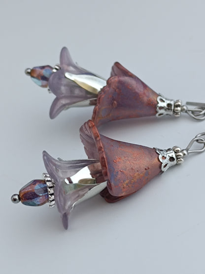 Boucles d'oreilles fleurs acrylique givrée, perles de verre tchèque, acier inoxydable