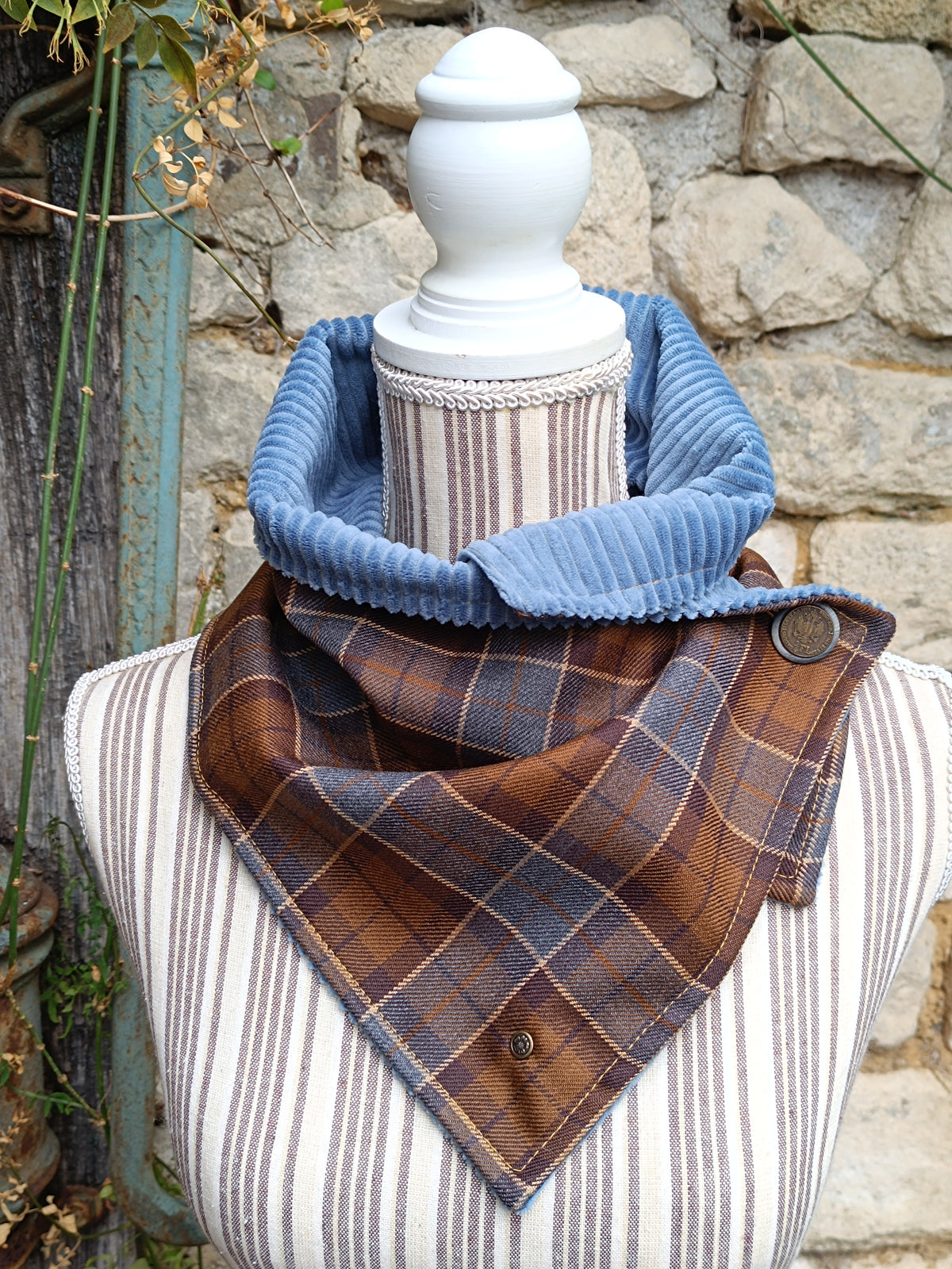 Tour de cou tartan écossais pure laine velours côtelé bleu et bouton vintage autrichien
