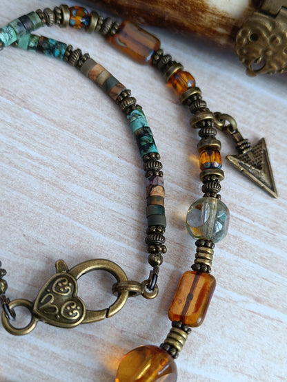 Collier câblé – Perles heishi, verre tchèque et bronze – Pendentif montagnes sauvages avec ours et pointes de flèche