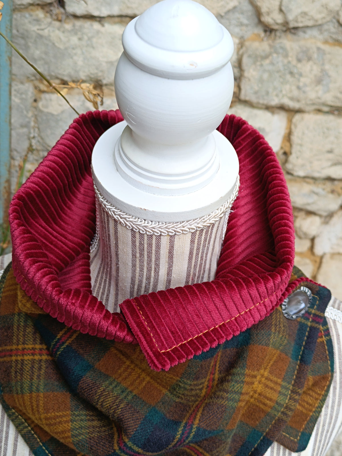 Tour de cou tartan laine velours côtelé bordeaux et grand bouton vintage métal et nacre