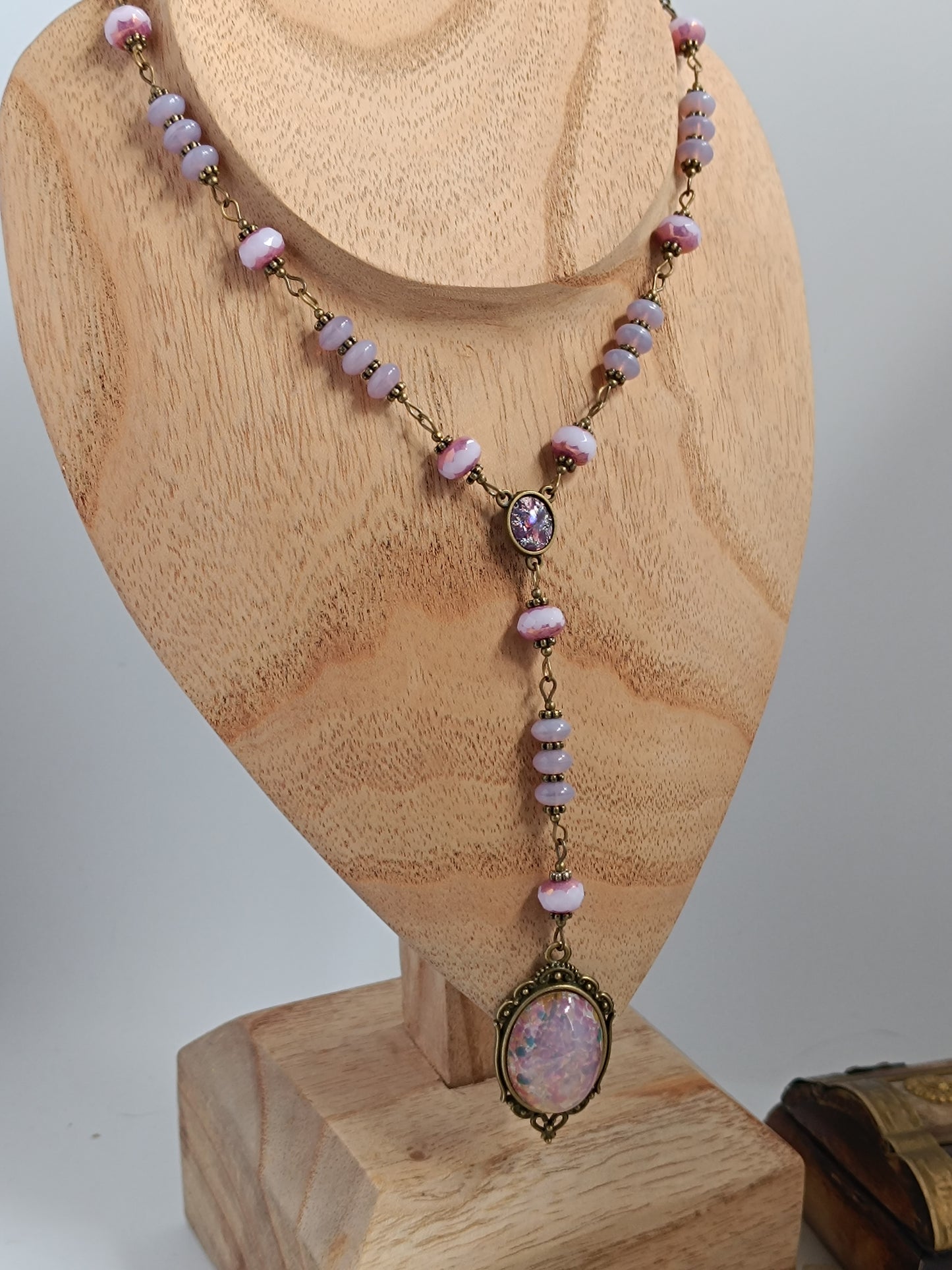 Collier Pendentif Vintage "Éclat Confetti" en Laiton et Verre Bohème