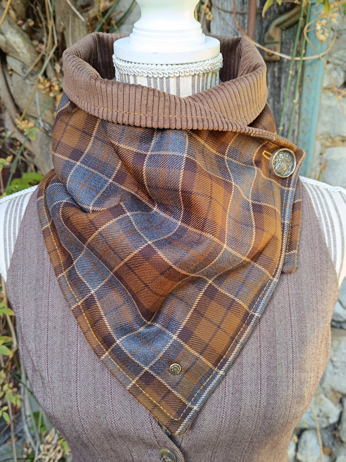 Tour de cou tartan marron et bleu doublé velours côtelé et bouton blason héraldique