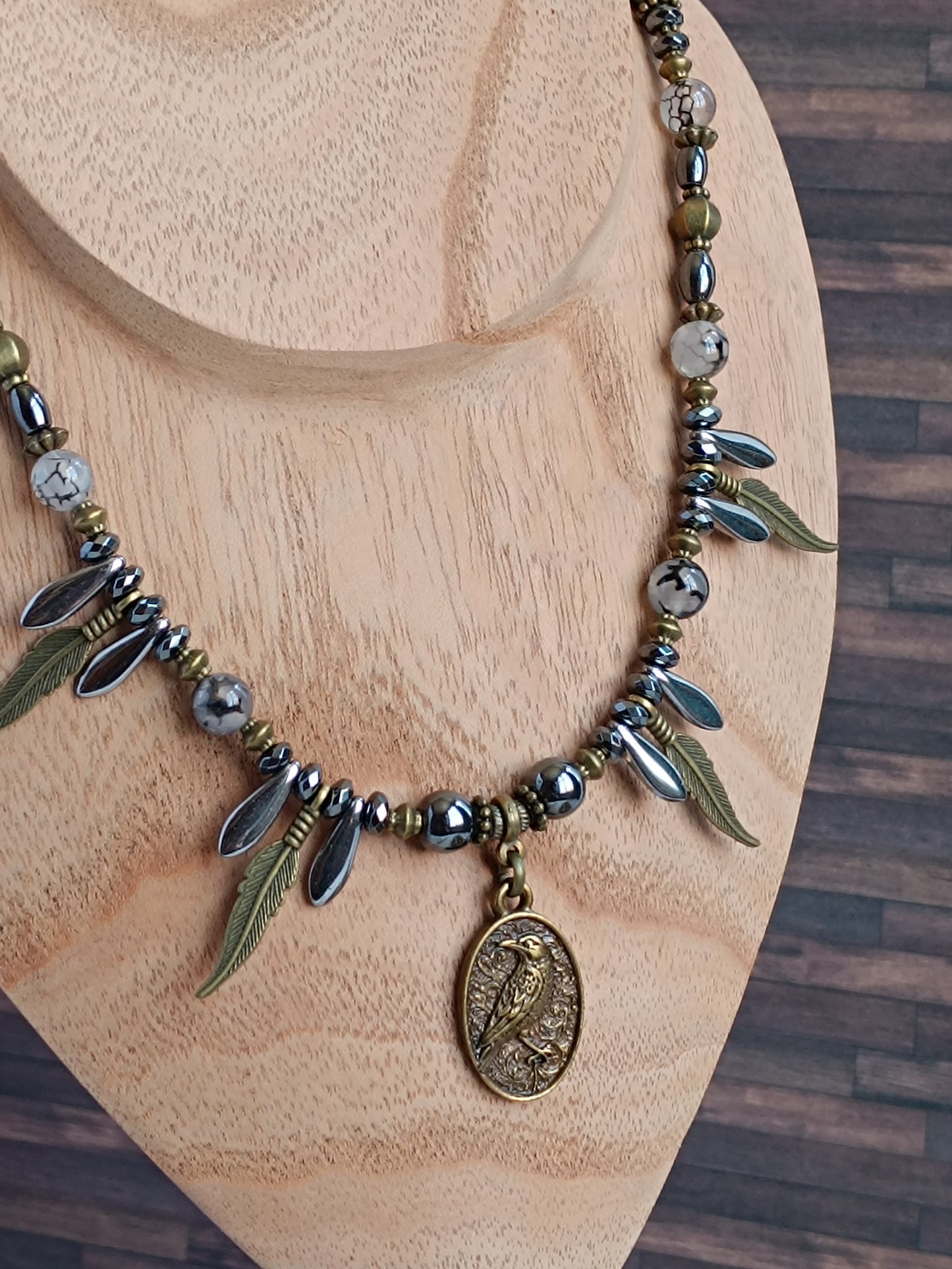 Collier Bohème Ethnique – Dagues Noires, Agathe Veinée & Corbeau