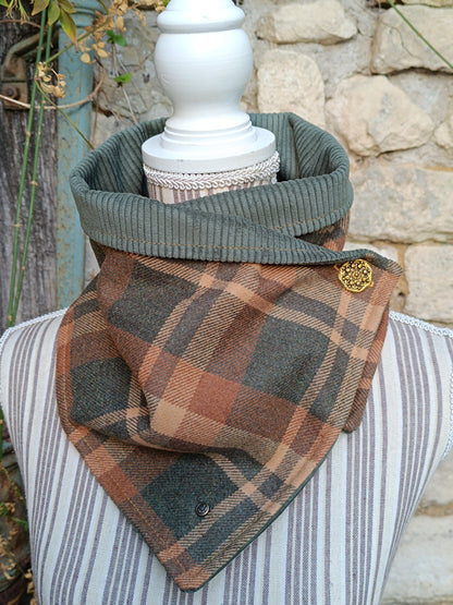 Tour de cou tartan écossais doublé de velours côtelé kaki bouton celtique