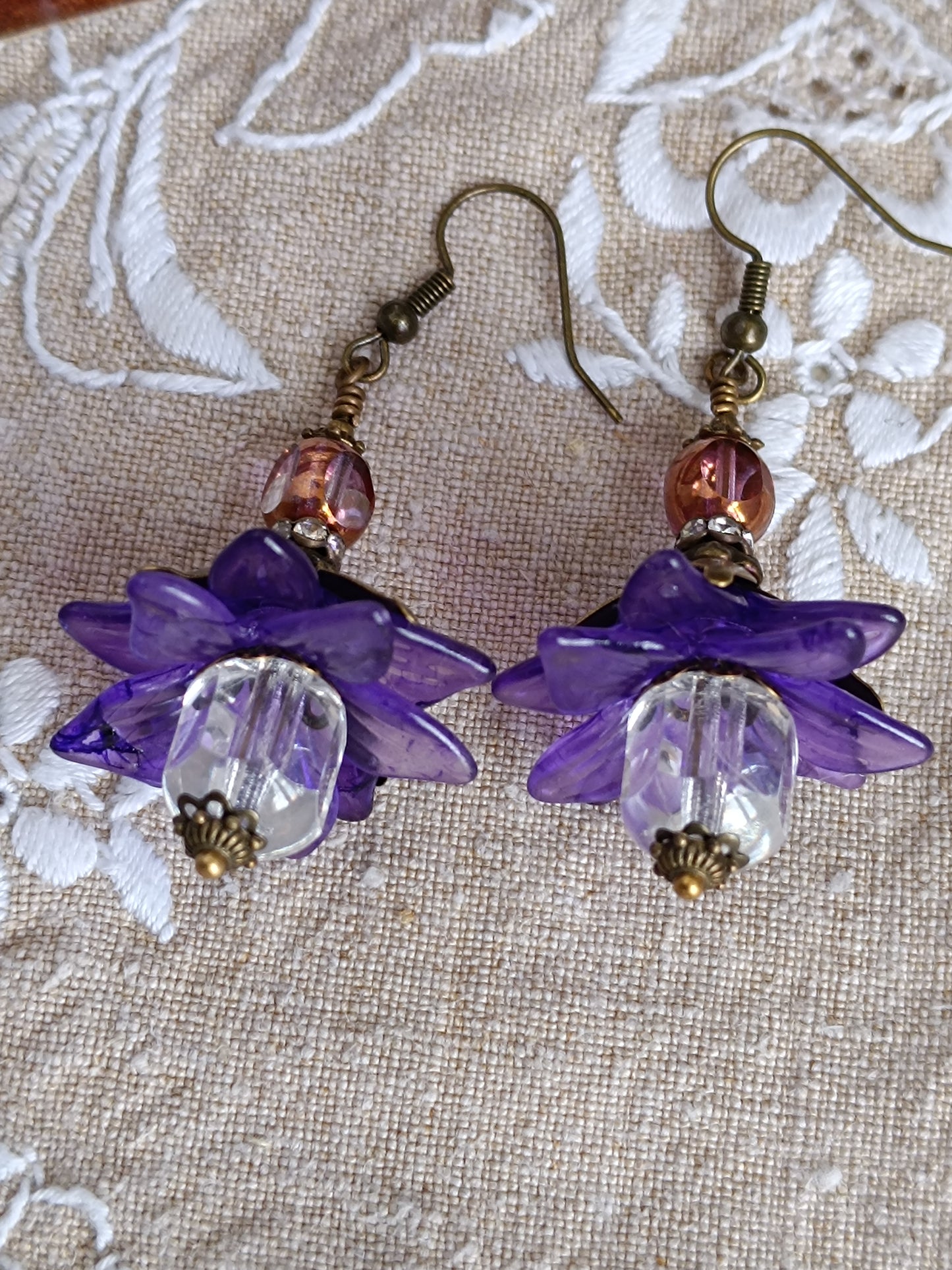 Boucles d'oreilles fleurs pompons ultra violettes