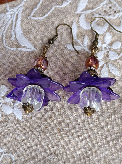 Boucles d'oreilles fleurs pompons ultra violettes