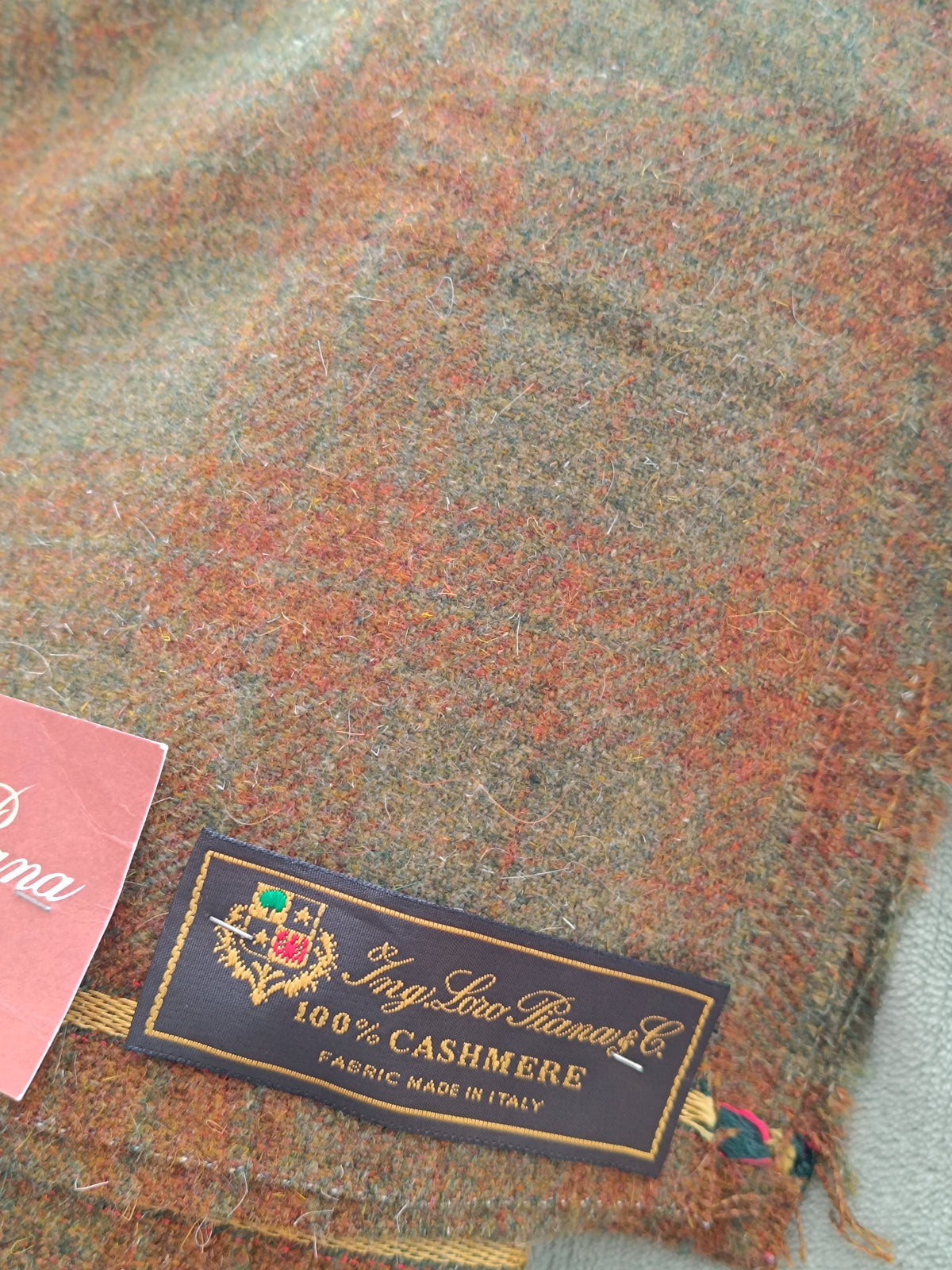 Tour de cou femme en cachemire tartan vert et marron, bouton celtique