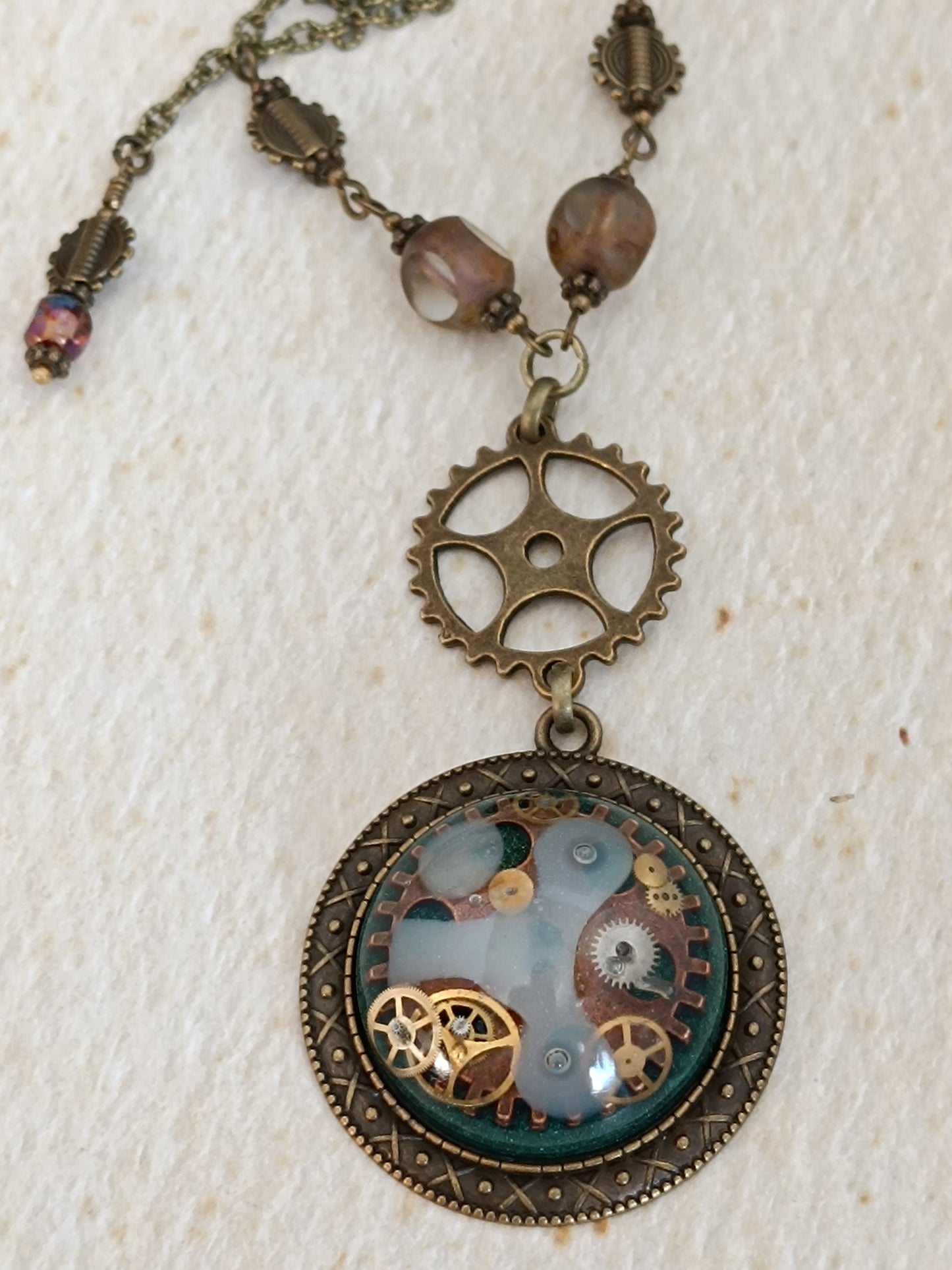 Collier Steampunk Chapelet Perles de Verre Tchèque Pendentif Cabochon Vert Résine Époxy Bronze Artisanal