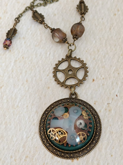 Collier Steampunk Chapelet Perles de Verre Tchèque Pendentif Cabochon Vert Résine Époxy Bronze Artisanal