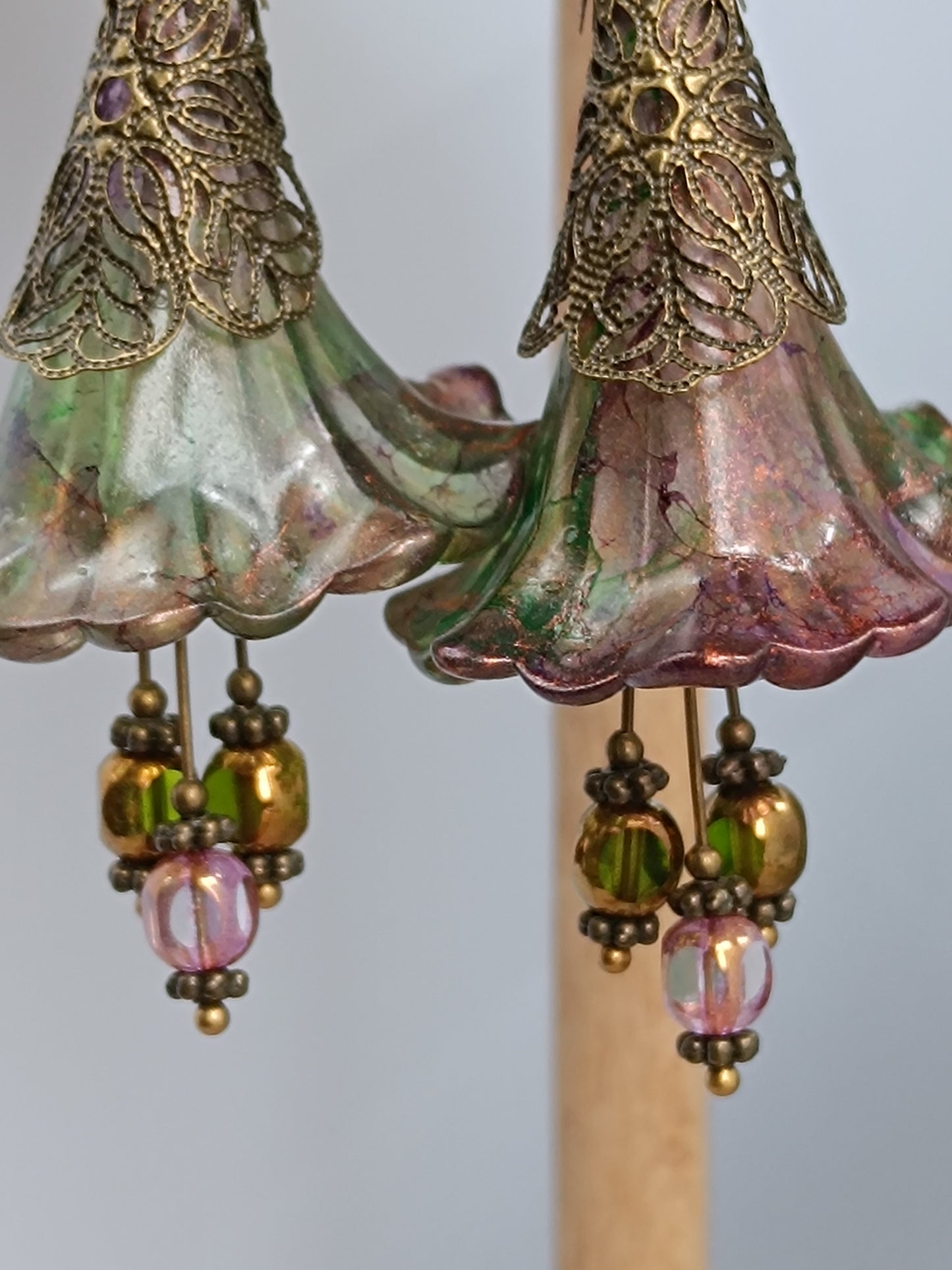 Boucles d'Oreilles Pendantes Féeriques Vertes et Violettes Fleurs Acrylique Perles Verre Tchèque XXL