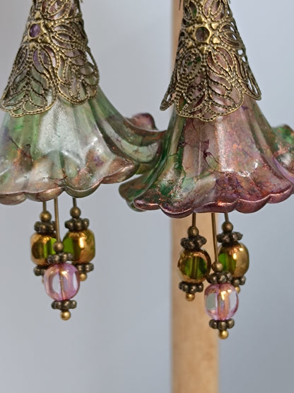 Boucles d'Oreilles Pendantes Féeriques Vertes et Violettes Fleurs Acrylique Perles Verre Tchèque XXL