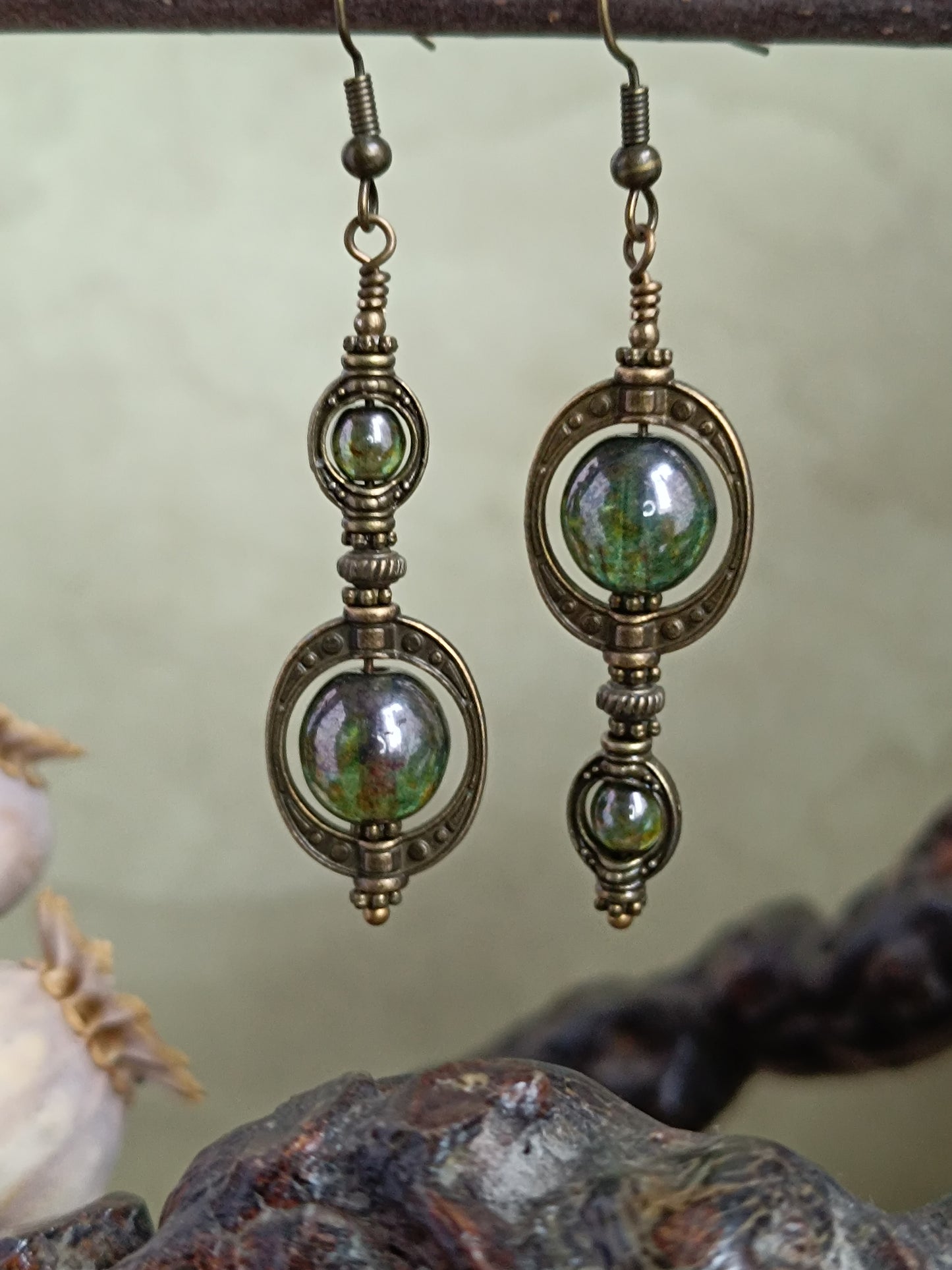 boucles d'oreilles asymétriques bohème vert lustré et bronze , une forme mystique moderne et féminine  