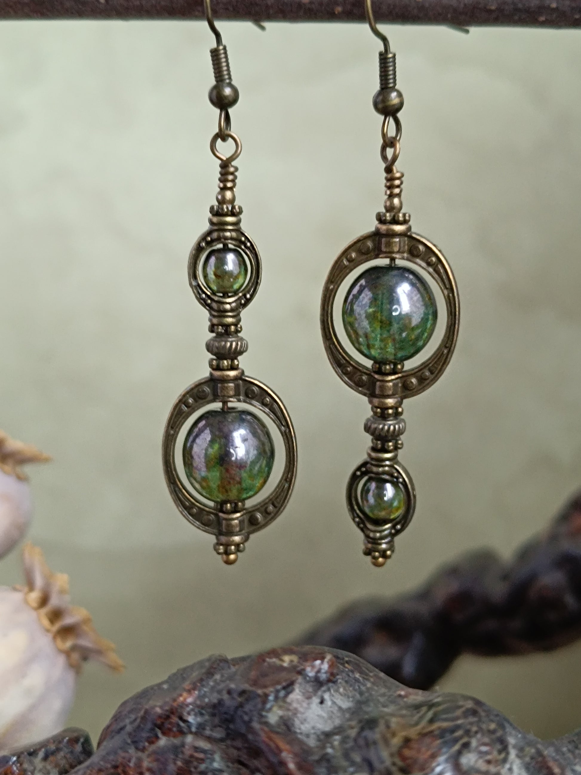 boucles d'oreilles asymétriques bohème vert lustré et bronze , une forme mystique moderne et féminine  