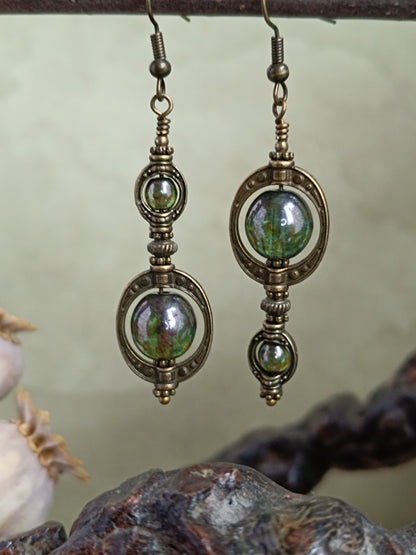 boucles d'oreilles asymétriques bohème vert lustré et bronze , une forme mystique moderne et féminine  