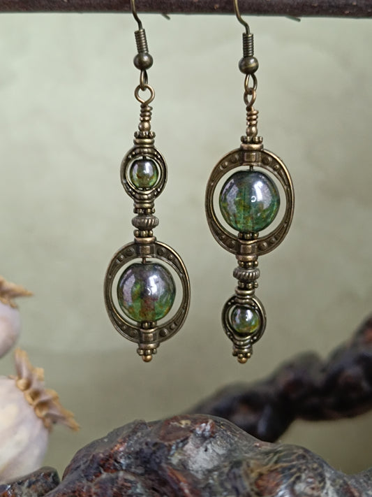 boucles d'oreilles asymétriques bohème vert lustré et bronze , une forme mystique moderne et féminine  