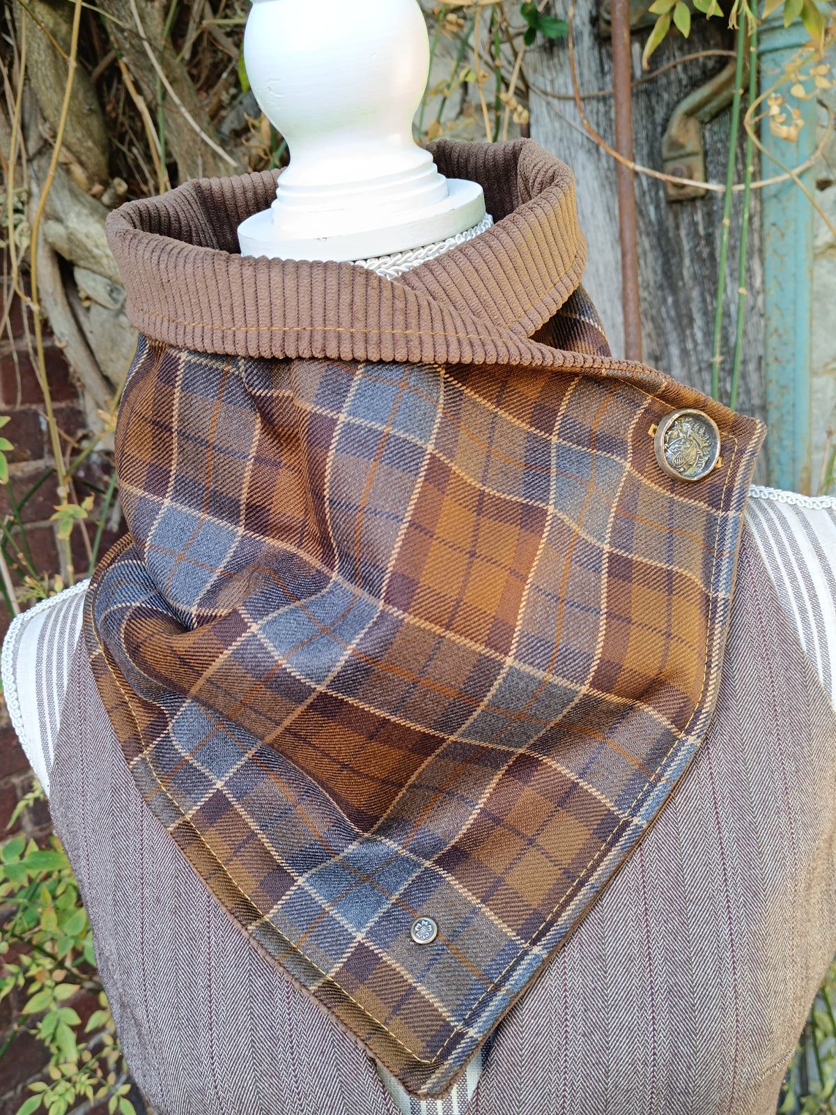 Tour de cou tartan marron et bleu doublé velours côtelé et bouton blason héraldique