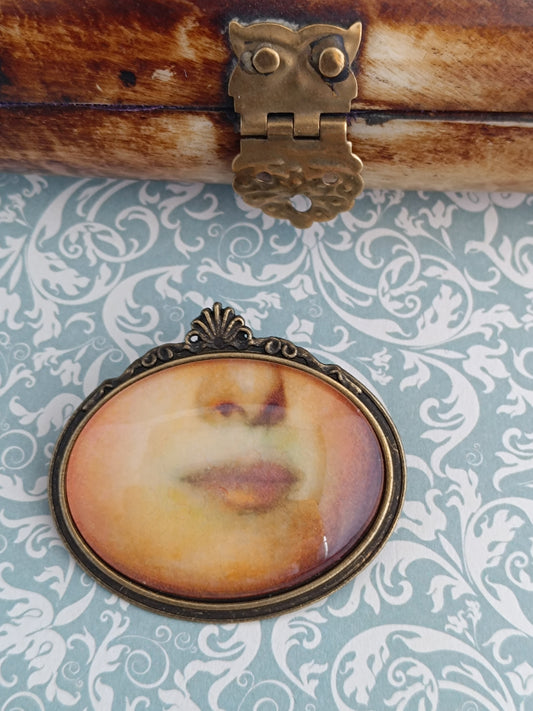 Broche cabochon verre bouche, original style cabinet de curiosités victorien