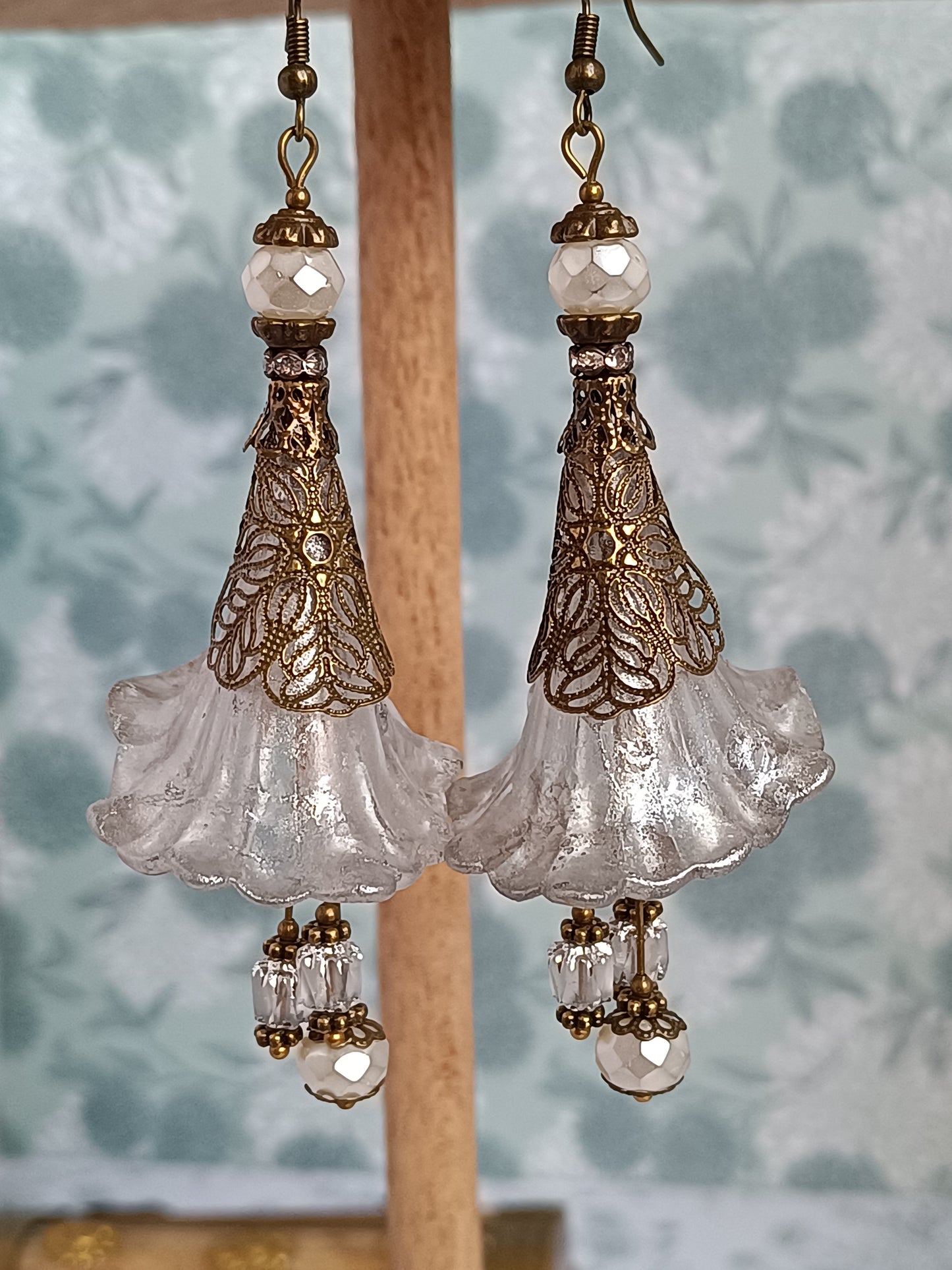 Boucles d'Oreilles Fleurs Lucite XXL Blanches - Édition Pure - Perles Verre Tchèque