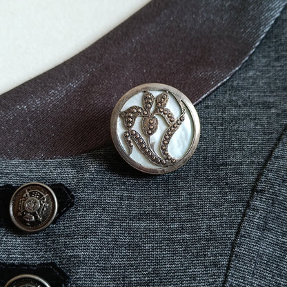 Broche Bouton francais Nacre & Bronze Texturé – Motif Iris (Années 1930) – Pièce Unique