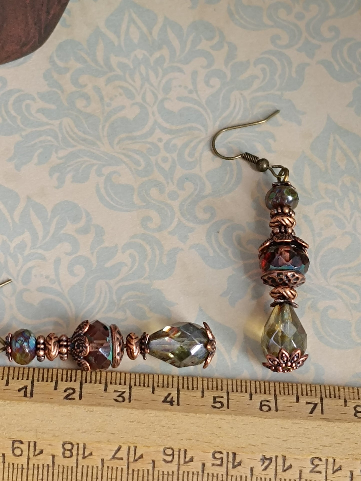 Boucles d'oreilles pendantes artisanales , Verre tchèque Picasso, perles facettées roses &amp; métal bronze/cuivre filigrané