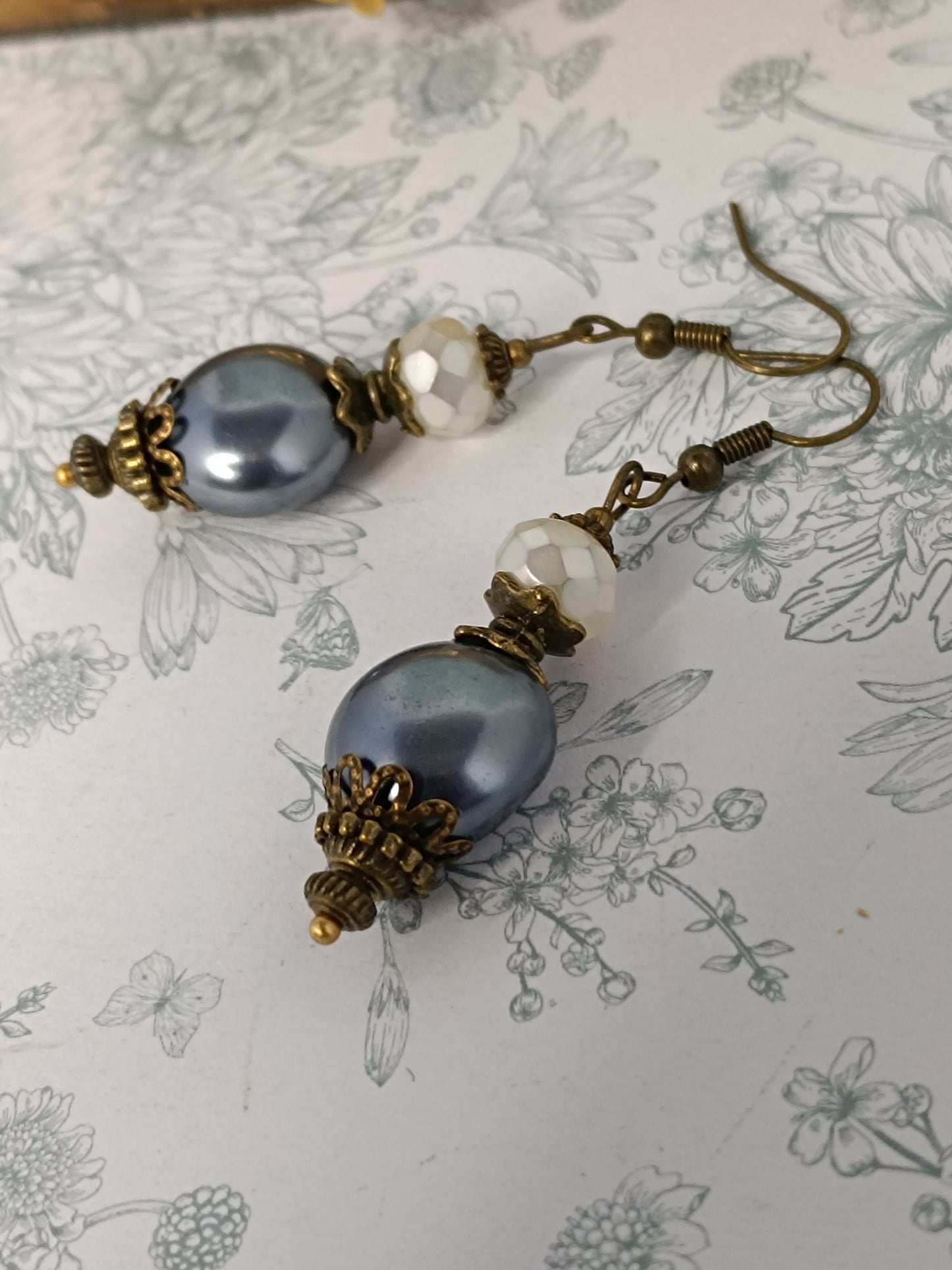Boucles d'Oreilles Perles Rondes Précieuses - Verre Tchèque Nacré Bronze