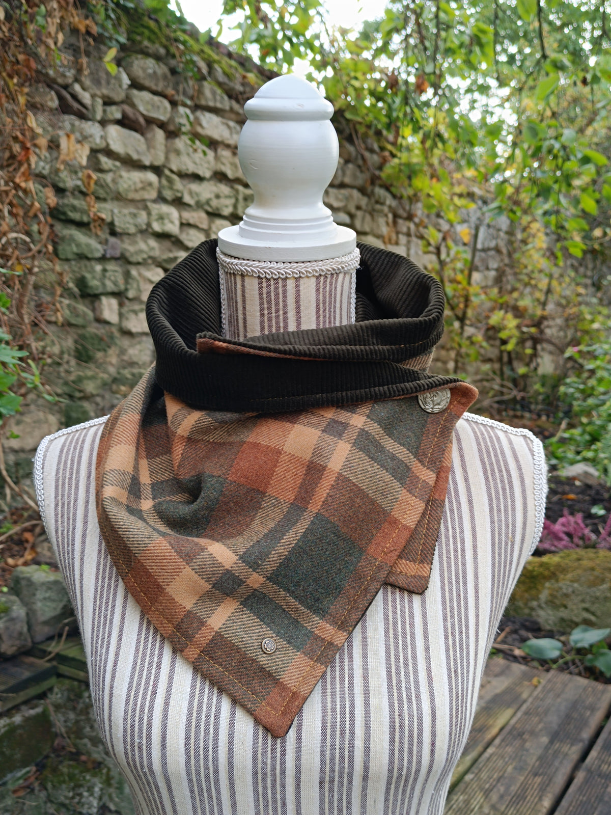 Tour de cou tartan écossais en laine et velours avec bouton dragon chimère