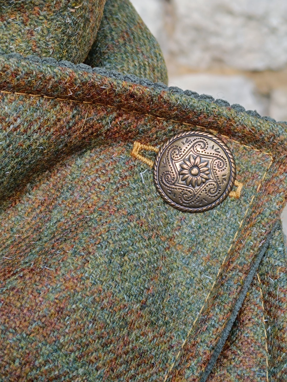 Tour de cou femme en cachemire tartan vert et marron, bouton celtique