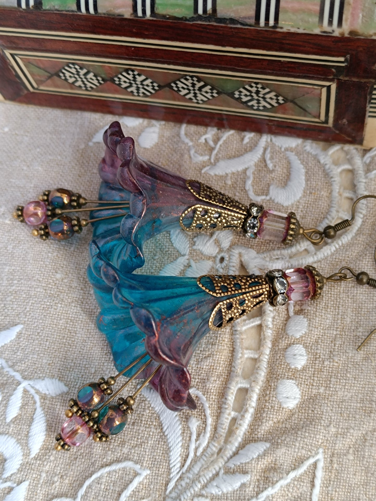 Boucles d'oreilles fleurs féeriques XXL lucite peintes main perles verre tchèque artisanales françaises