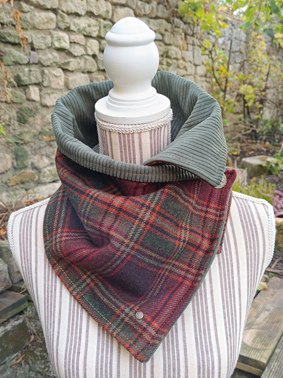 Tour de cou tartan écossais en laine doublé de velours côtelé et bouton vintage chevalier