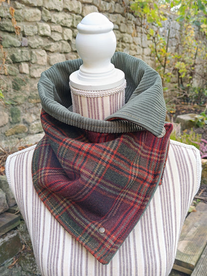 Tour de cou tartan écossais en laine doublé de velours côtelé et bouton vintage chevalier