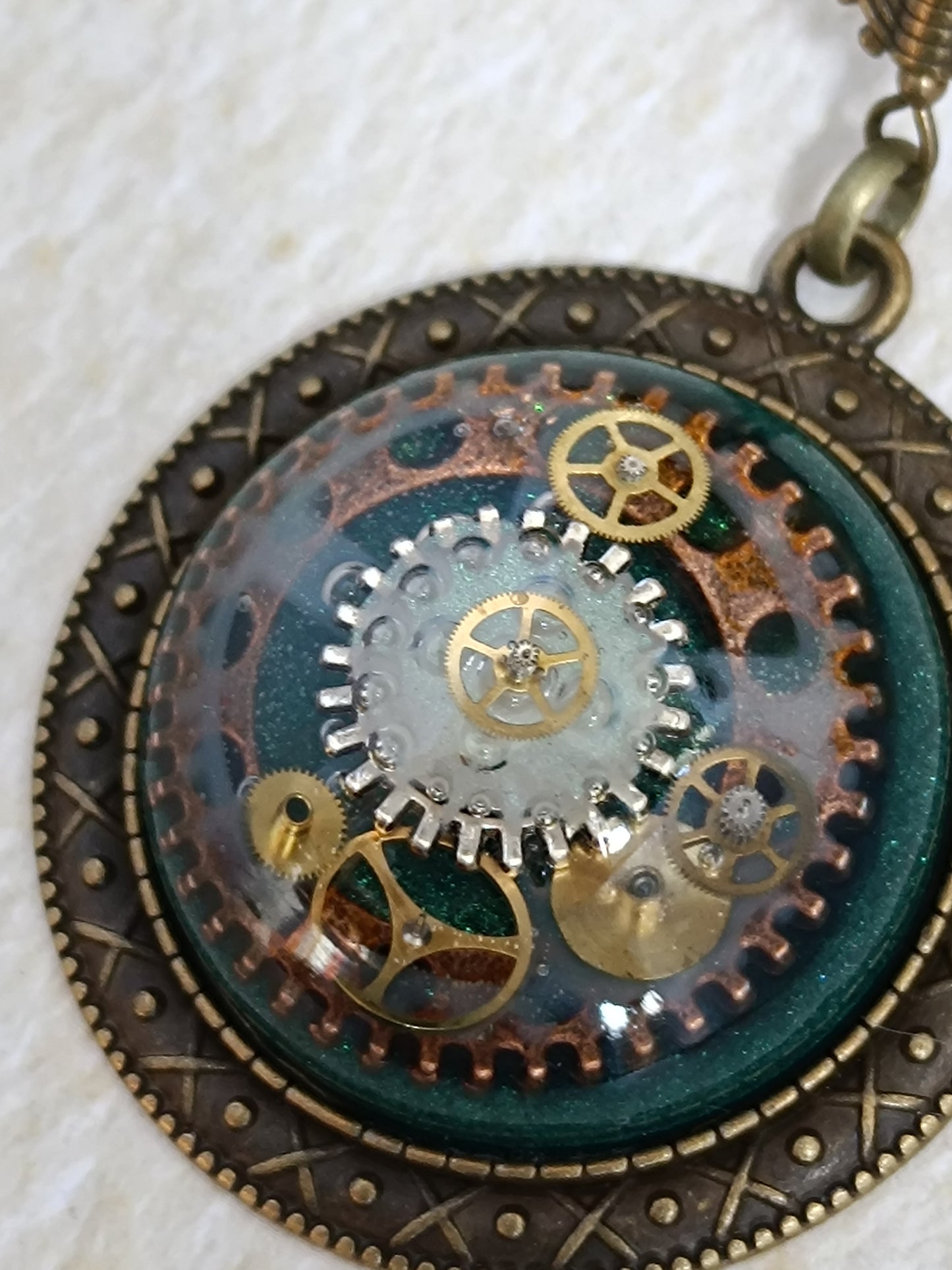 Ensemble Collier et Boucles d'Oreilles Steampunk Perles de Verre Tchèque Vertes Pendentif Cabochon Bronze Artisanal