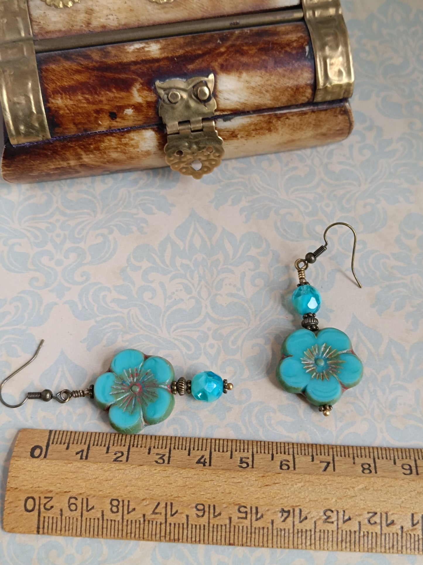 Boucles d'oreilles pendantes fleurs perles de verre tchèque asymétriques végétales bohèmes