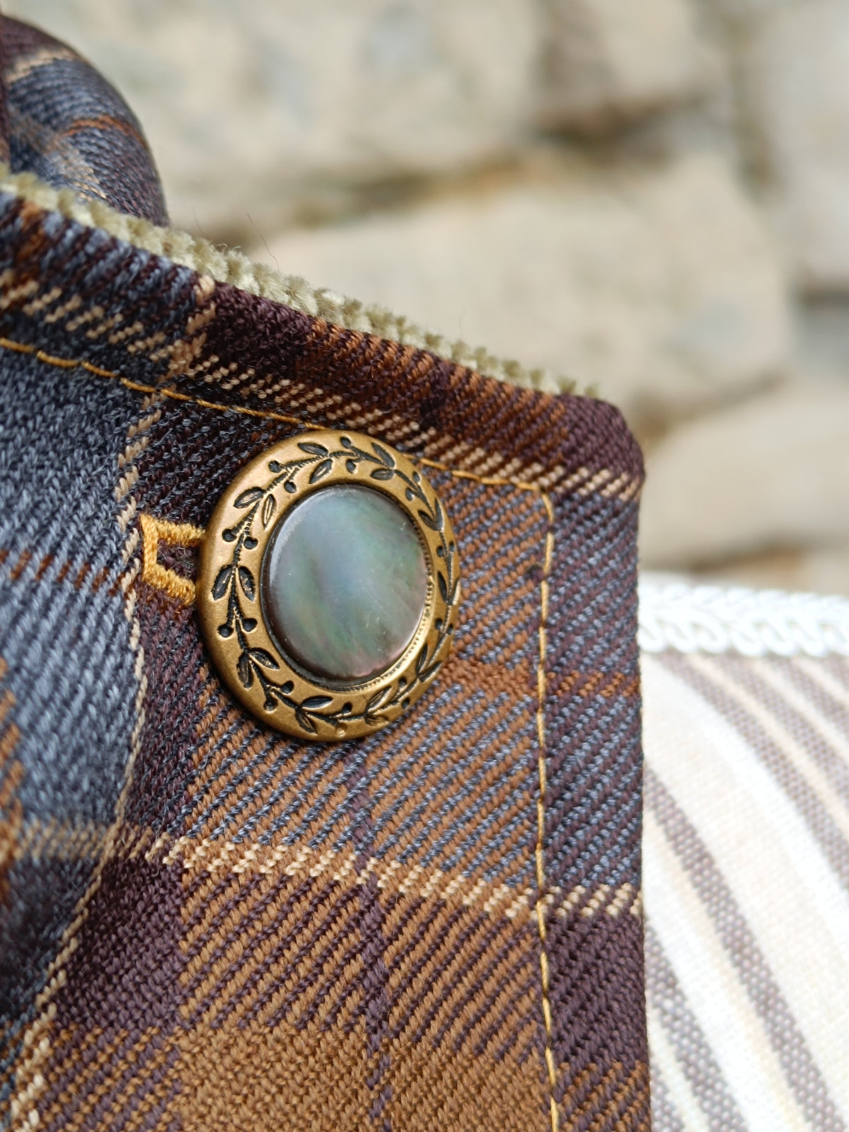 Tour de cou tartan pure laine velours côtelé kaki et bouton vintage métal et nacre