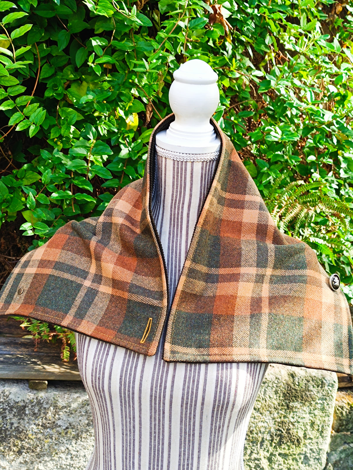 Tour de cou tartan laine vert ocre marron doublé velours brun foncé et bouton moderne abeille