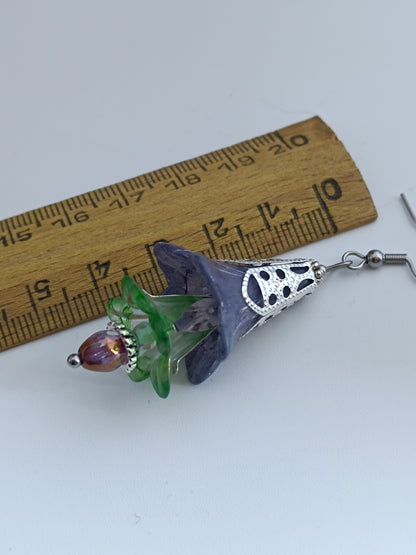 Boucles d'oreilles fleurs acrylique givrée, perles de verre tchèque, acier inoxydable