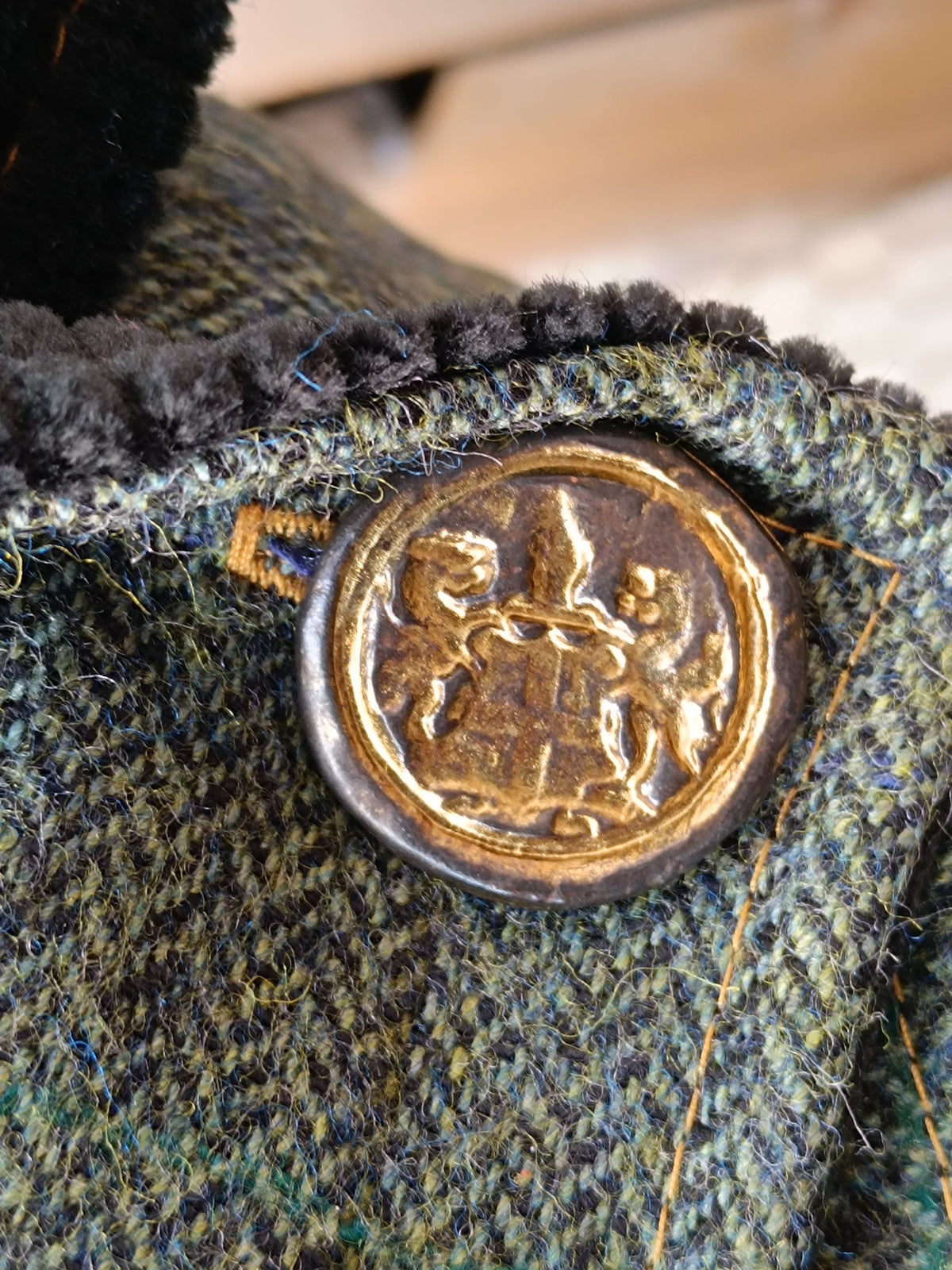 Tour de cou tweed celtique bleu vert doublé velours vert dark bouton blason héraldique vintage